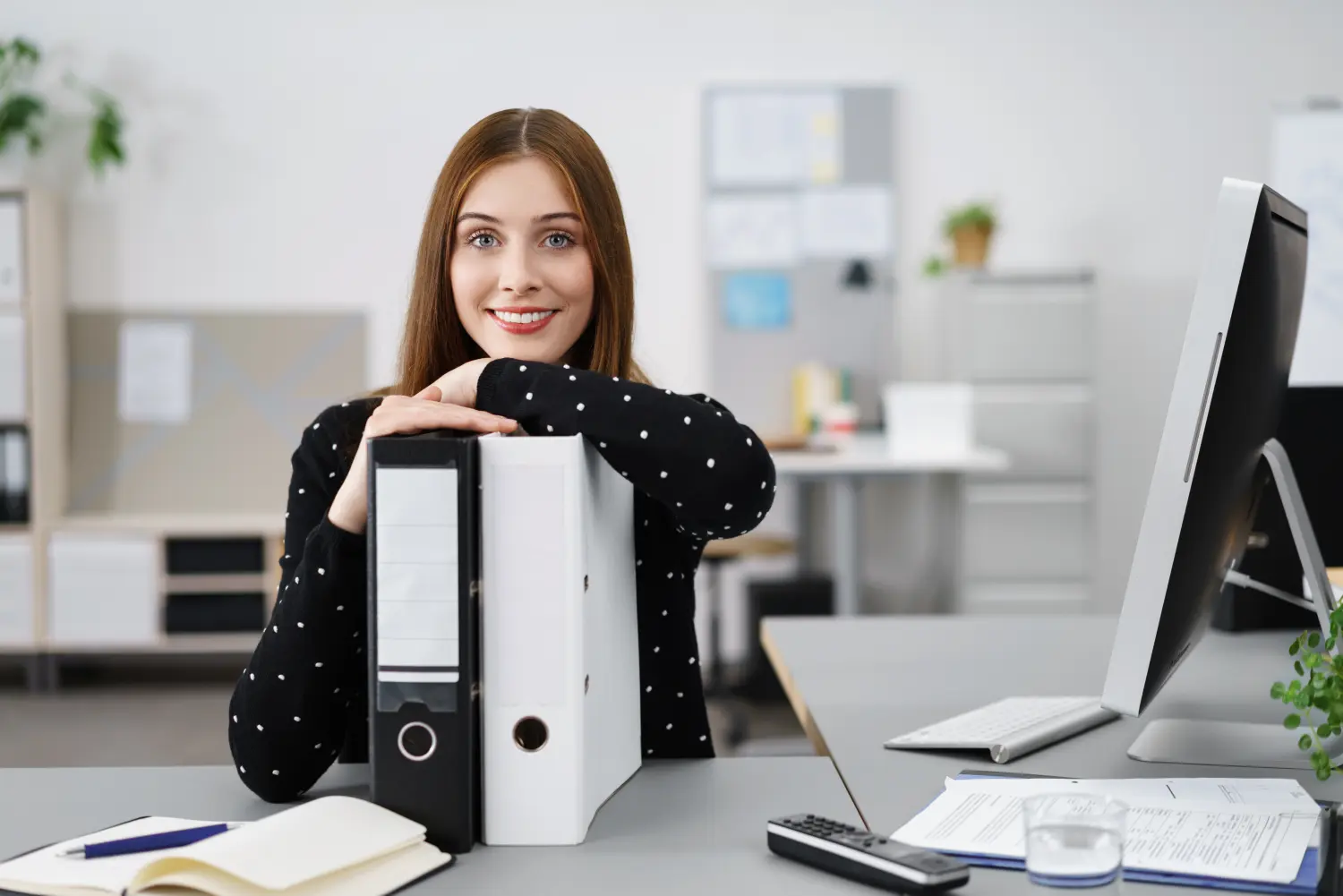 Mädchen im Büro mit Akten